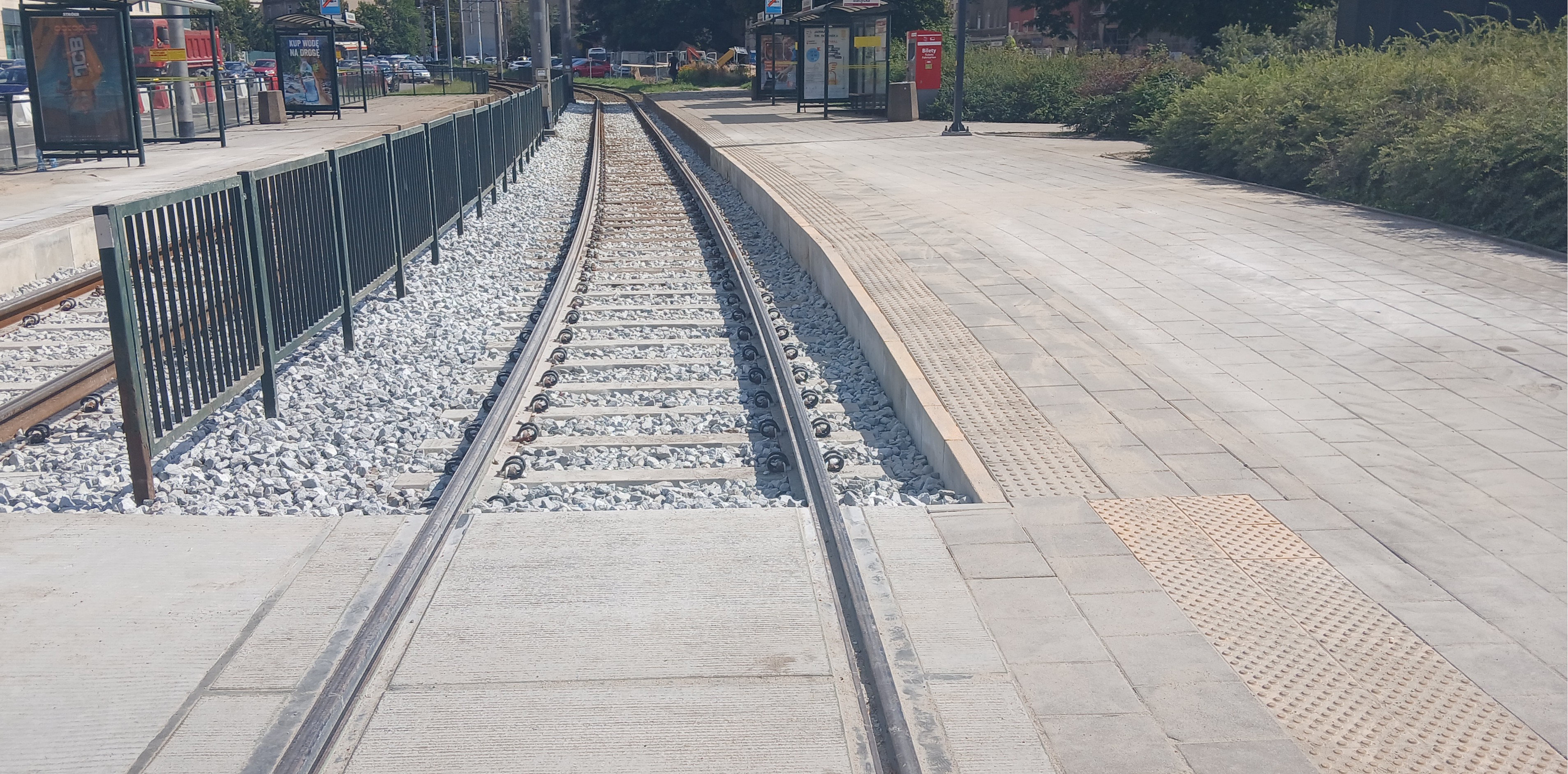Zmodernizowany przejazd i&nbsp;przejście dla pieszych przez torowisko