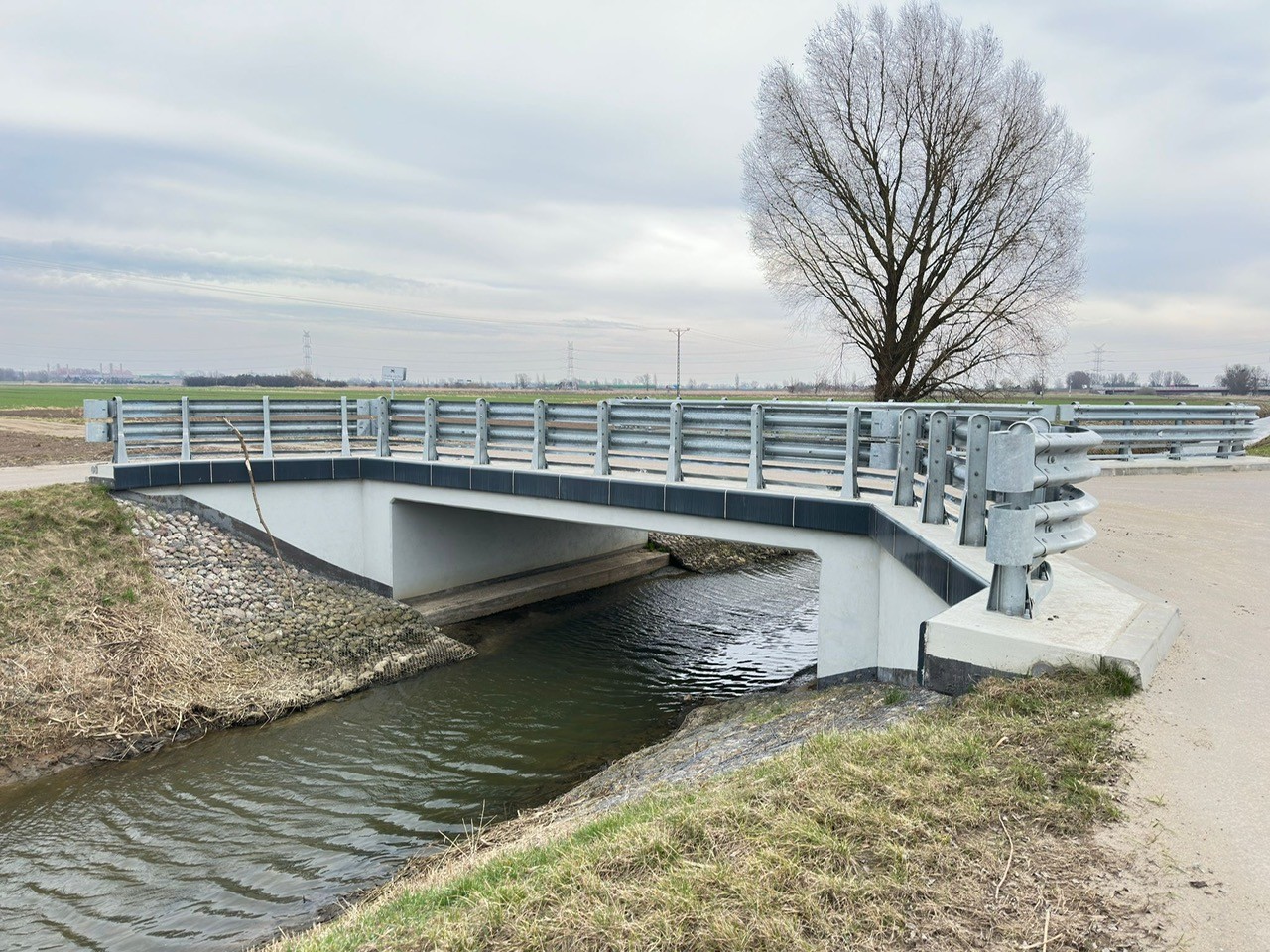 Przebudowany most nad kanałem melioracyjnym usytuowany przy ul. Wołyńskiej 25 