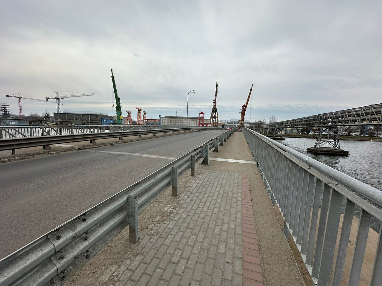 Zmodernizowany most nad rzeką Leniwką w&nbsp;ciągu ul. Na Ostrowiu