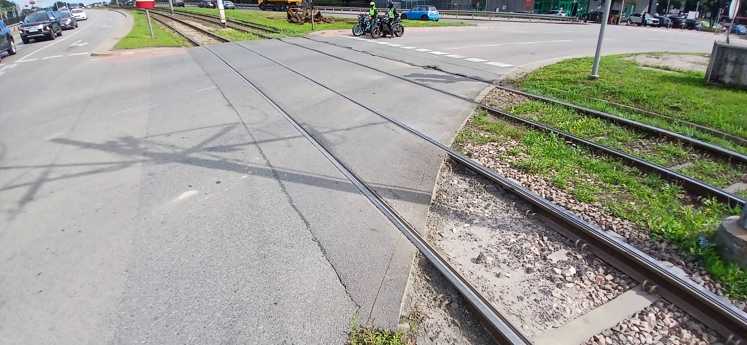 Przejazd drogowo - torowy na skrzyżowaniu ul. Błędnik / ul. Wały Piastowskie przed przebudową.