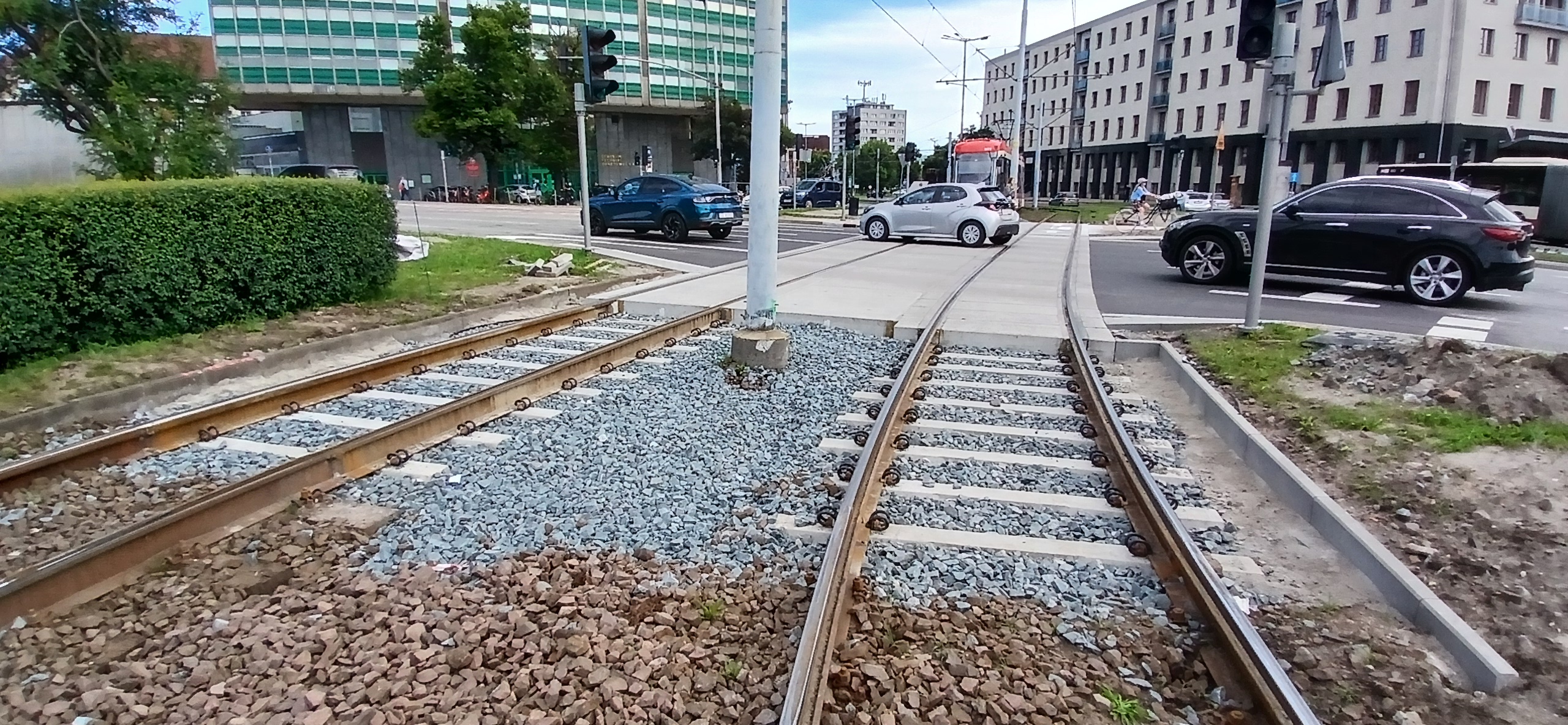 Przebudowany przejazdu drogowo - torowego na skrzyżowaniu ul. Błędnik / ul. Wały Piastowskie            