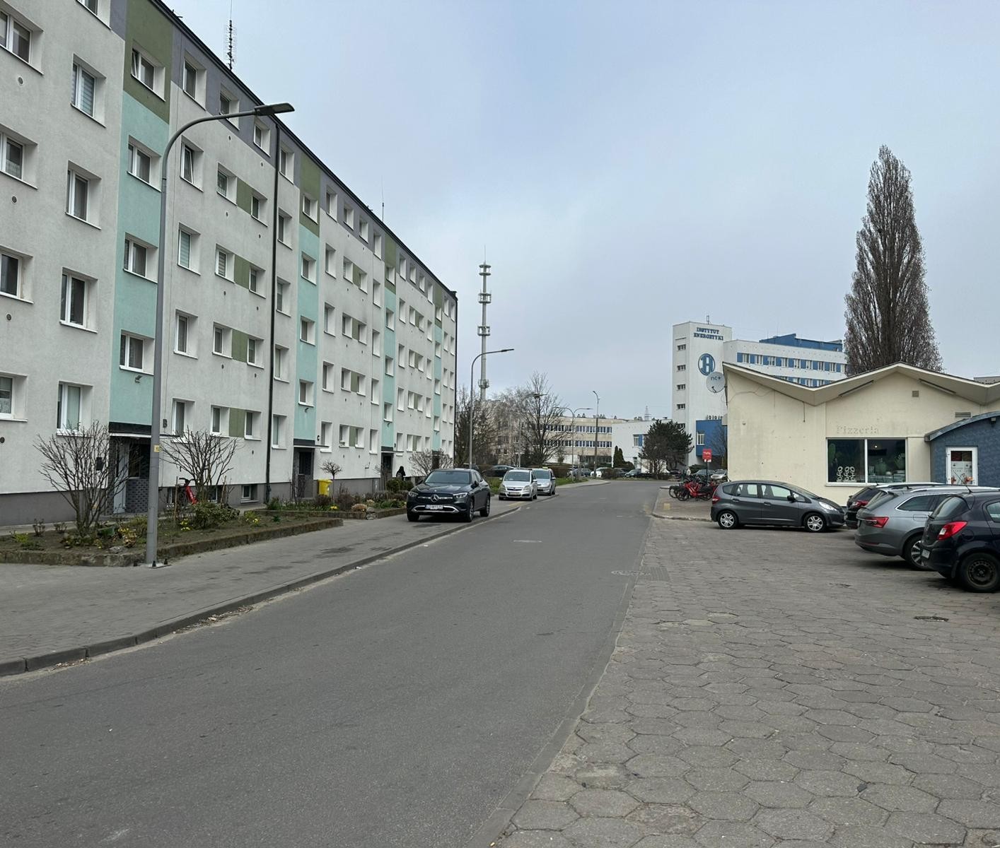 Wymieniona nawierzchnia drogi w&nbsp;ciągu budynków ulicy Reja 30-32