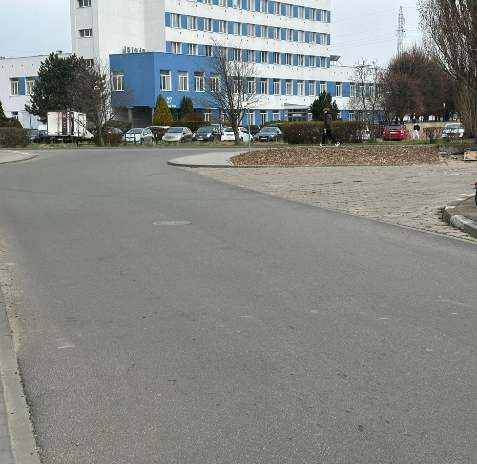 Wymieniona nawierzchnia drogi w&nbsp;ciągu budynków ulicy Reja 30-32