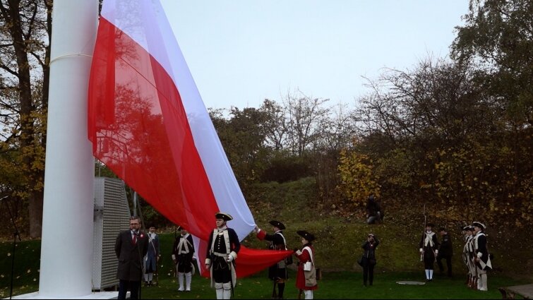 Flaga Polski zawisła na Górze Gradowej

