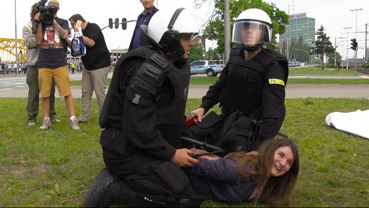 TYLKO U NAS: Córka gdańskiej radnej powalona i zatrzymana przez policję