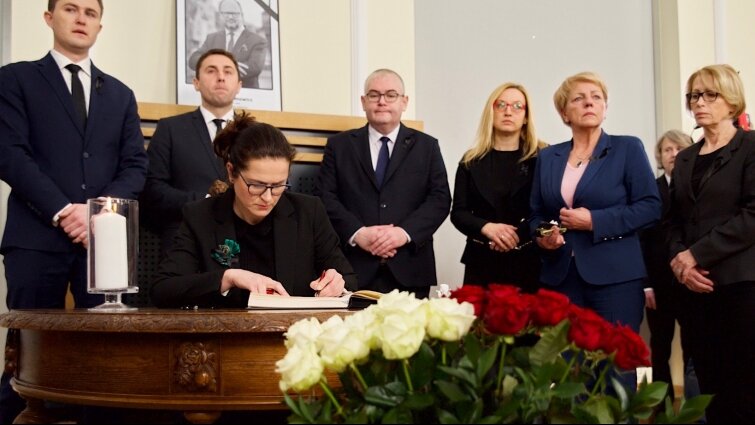 Wystawiono księgę kondolencyjną dedykowaną Pawłowi Adamowiczowi
