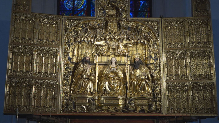 Bazylika Mariacka. Odsłonięcie ołtarza głównego po renowacji
