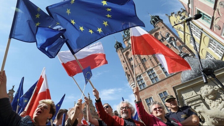 Śpiewamy hymn Unii Europejskiej w 15. rocznicę wejścia Polski do UE
