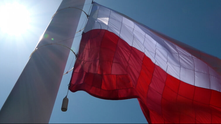 Flaga uszyta podczas obchodów 4 czerwca, zawisła na Górze Gradowej