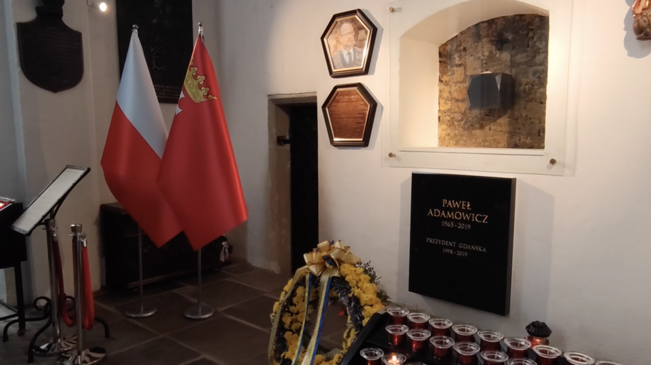 Kwiaty od europejskich samorządów na grobie prezydenta Adamowicza