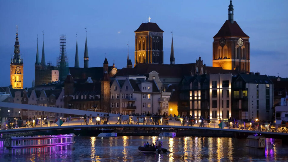 Kamera online - widok na kładkę przez Motławę