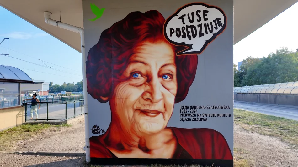 Mural z pierwszą na świecie sędzią żużlową oficjalnie odsłonięty