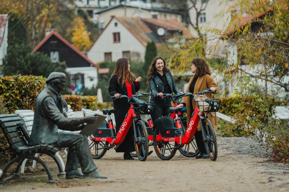 Na zdjęciu trzy osoby z rowerami systemu Mevo