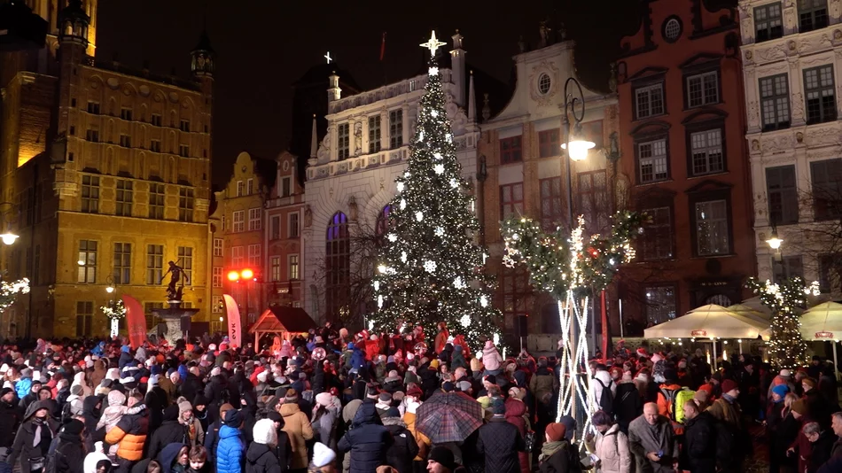 Mikołaj przypłynął do Gdańska i rozświetlił choinkę na Długim Targu