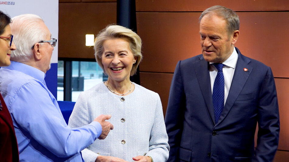 Przewodnicząca Komisji Europejskiej Ursula von der Leyen powitana w ECS przez premiera Tuska, Lecha Wałęsę, prezydent Gdańska i dyrektora ECS  