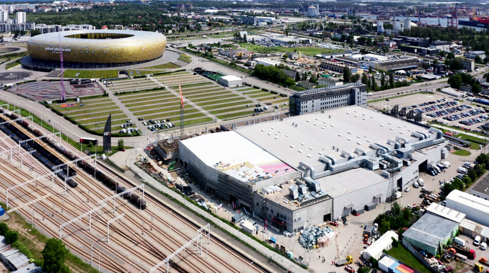 Zawieszenie wiechy na budowie nowej hali AmberExpo