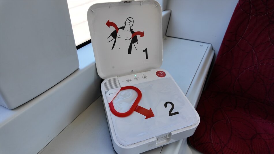 Zobacz, jak obsłużyć  defibrylator