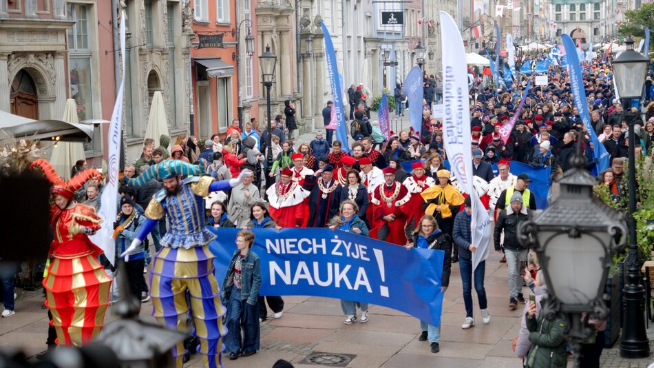 Barwna parada na inaugurację roku akademickiego