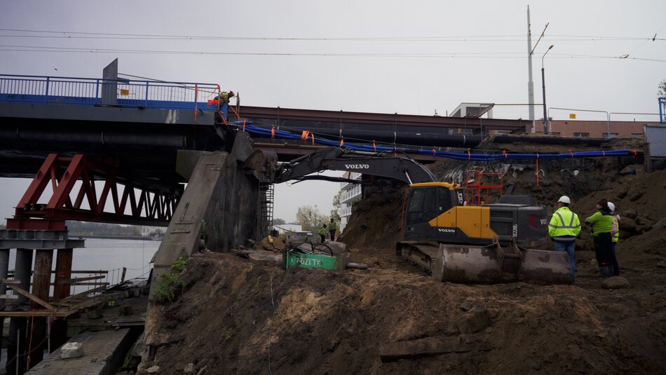 Trwa rozbiórka przyczółków mostu Siennickiego