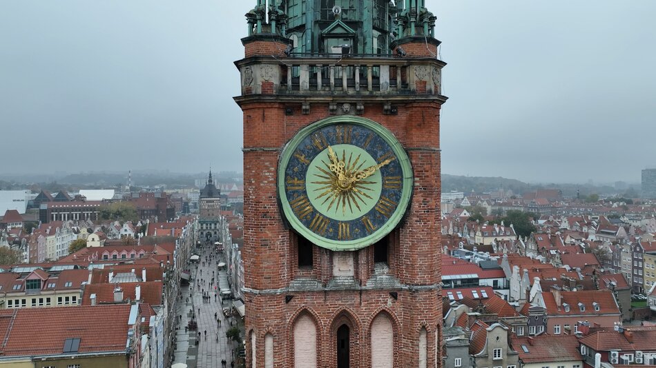 Jak zmienia się czas na zegarze ratusza? 