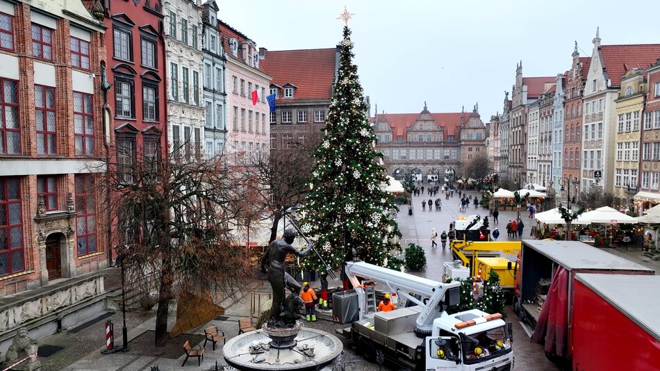 Świąteczna choinka już stoi na Długim Targu