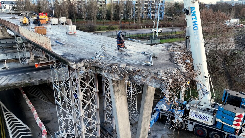 Dzień i noc. Rozbiórka starej kładki na Zaspie