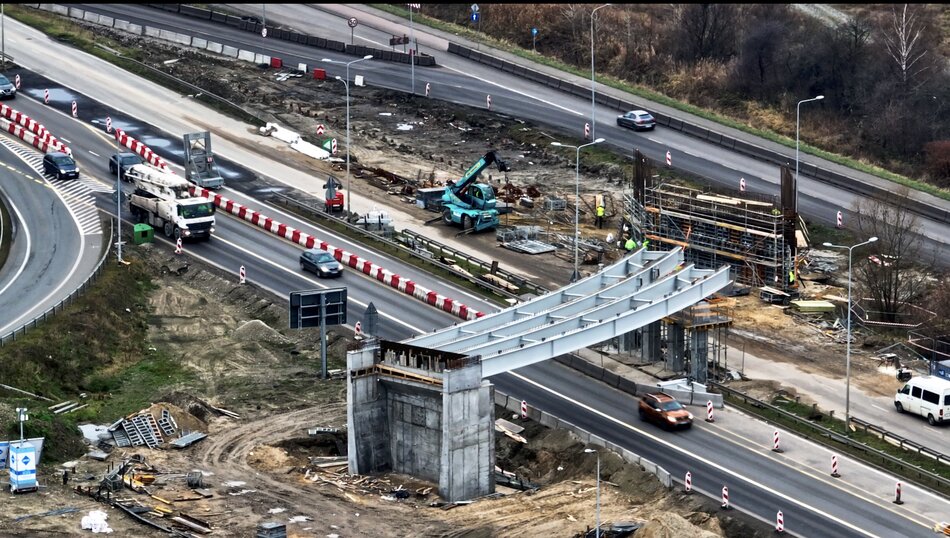 Stoi pierwszy element wiaduktu na Sucharskiego