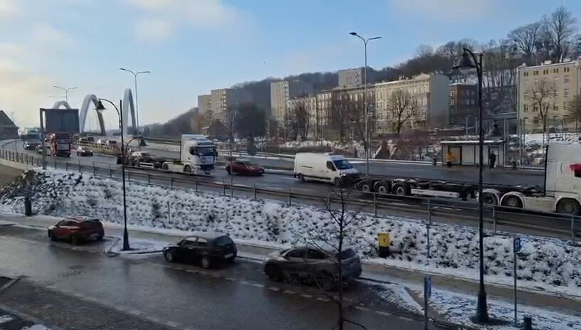 Protest przewoźników - ciężarówki blokują miasto