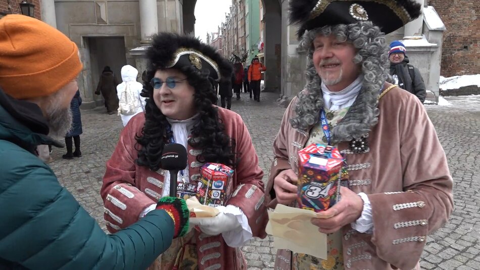 Zbierają na WOŚP w strojach z XVIII wieku