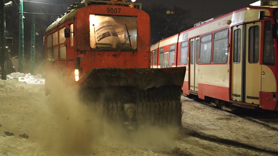 1, 2, 3 tramwaj “Baba Jaga” zamiata na torach