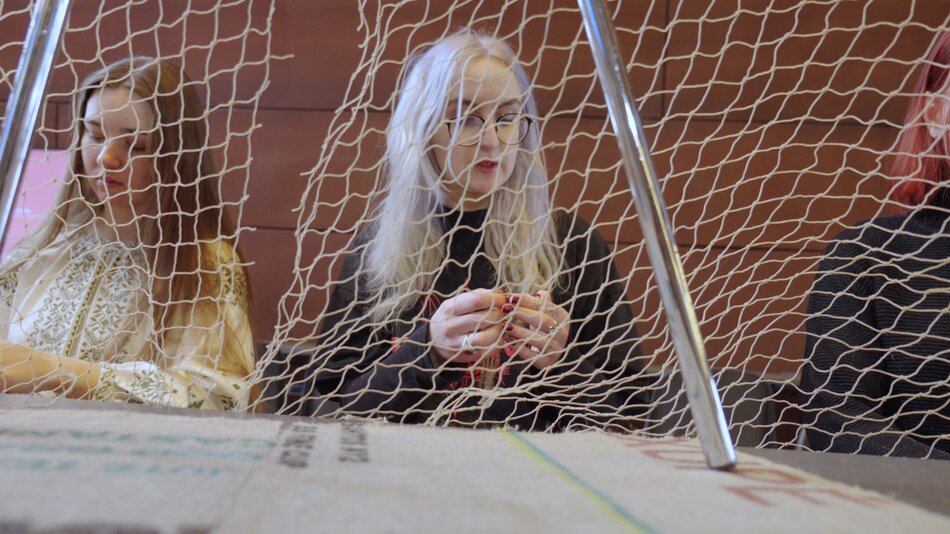 Wspólne tkanie siatki maskującej