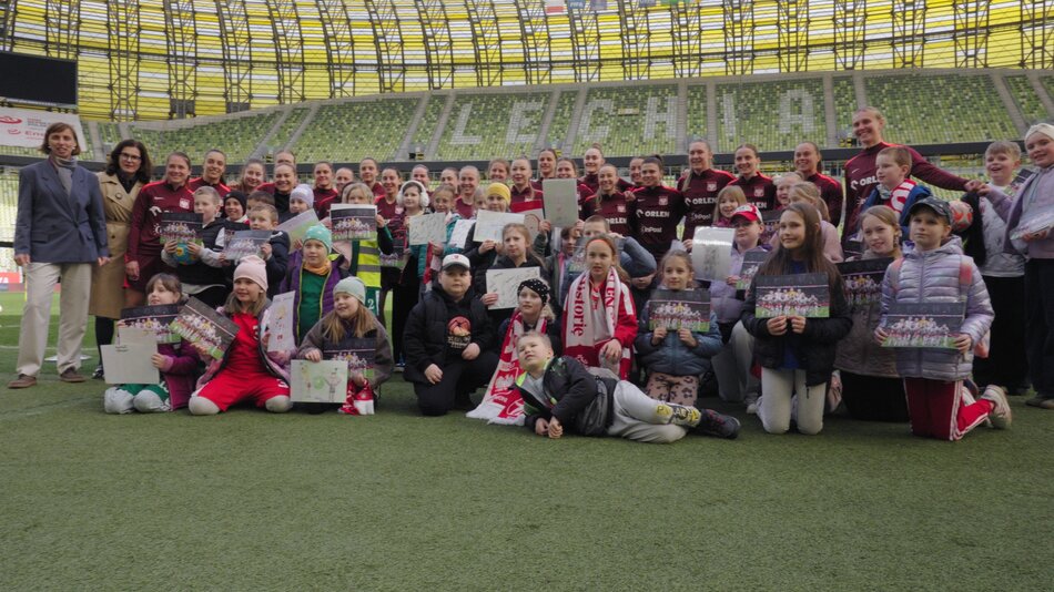 Spotkanie uczniów z piłkarkami 