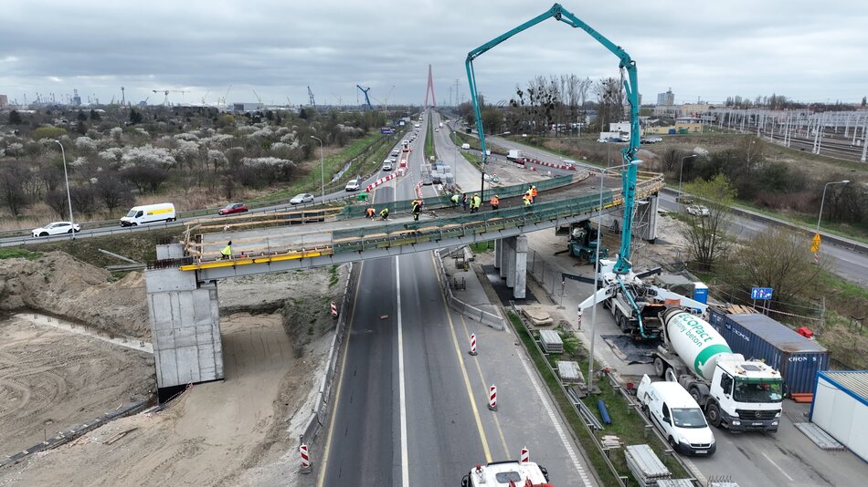 Betonowanie nowego wiaduktu nad Trasą Sucharskiego