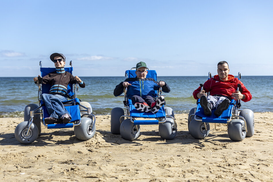 Plażowym wózkiem nad brzeg morza