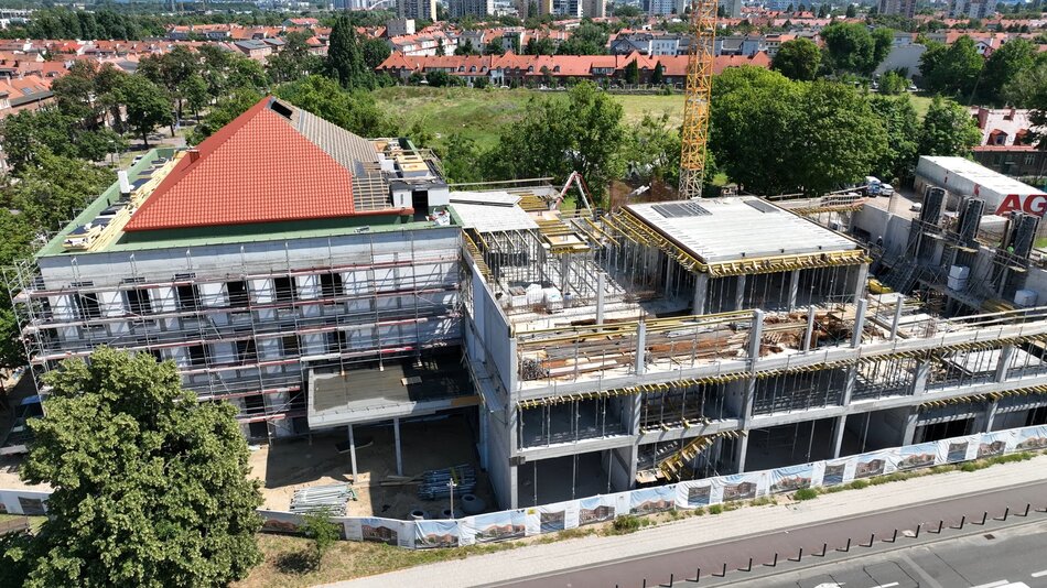 Czerwona dachówka na budynku basenu