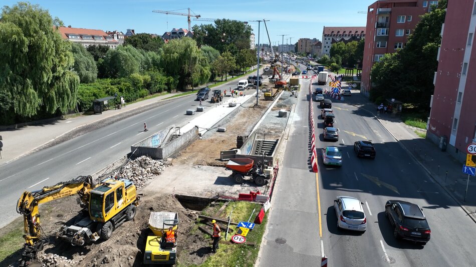 Rozebrali pół mostu, praca wre