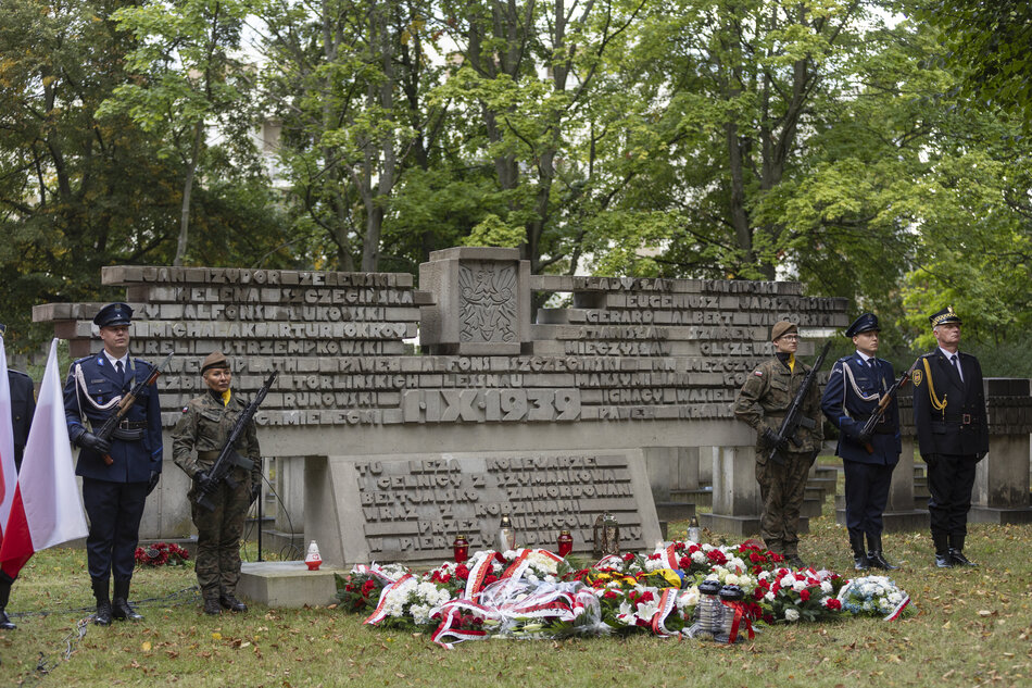 Oddanie hołdu ofiarom terroru hitlerowskiego