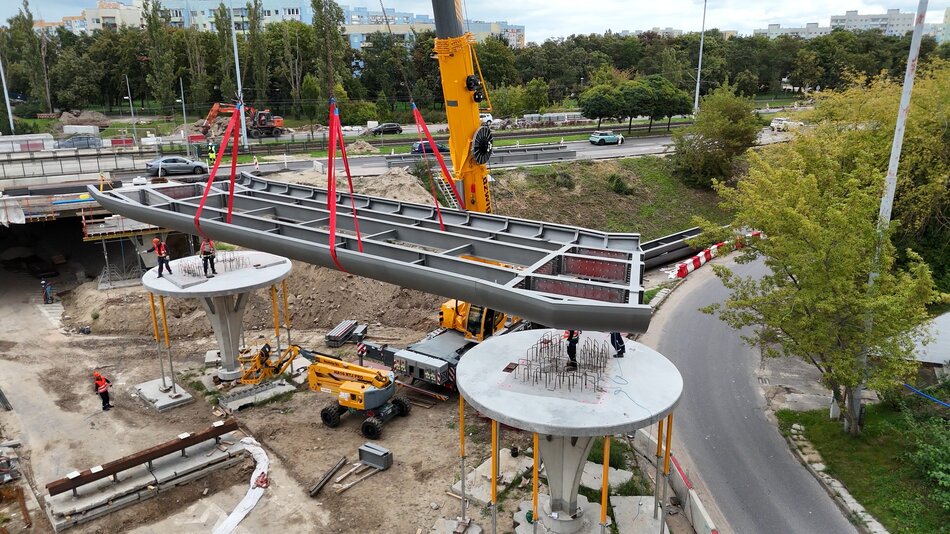 Nowa kładka na Zaspie. Montaż pierwszego przęsła