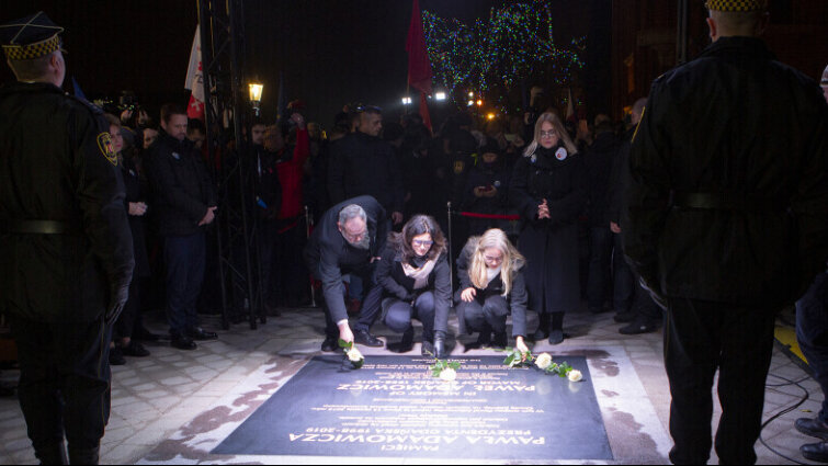 Odsłonięcie tablicy pamiątkowej w rocznicę zamachu na prezydenta Pawła Adamowicza