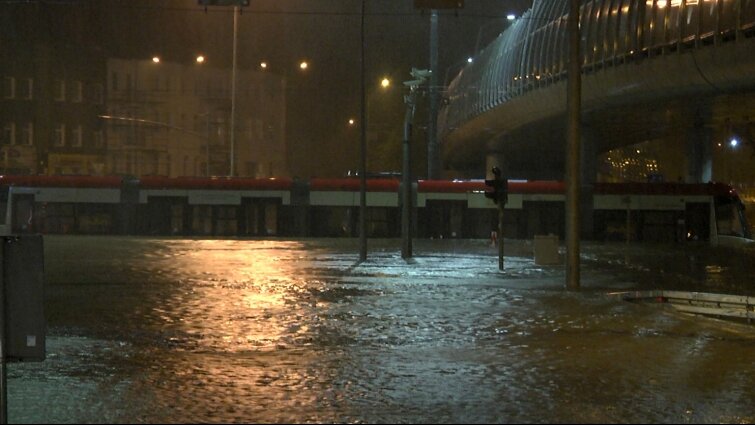Powódź w Gdańsku: auta i tramwaje pod wodą