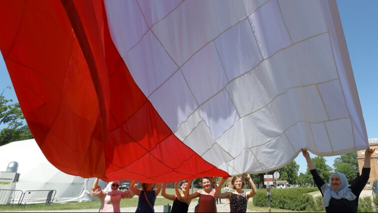 Wielka biało-czerwona patchworkowa flaga dziś znów nad Gdańskiem