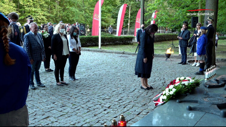 Złożenie kwiatów na cmentarzu Żołnierzy Wojska Polskiego na Westerplatte