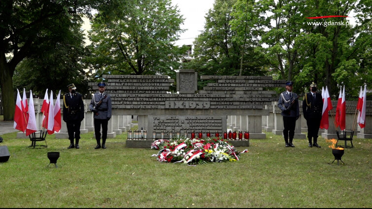 Złożone wieńców na cmentarzu na Zaspie