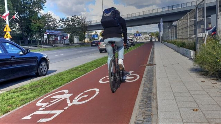 Rowerzyści na nowych gdańskich ścieżkach rowerowych