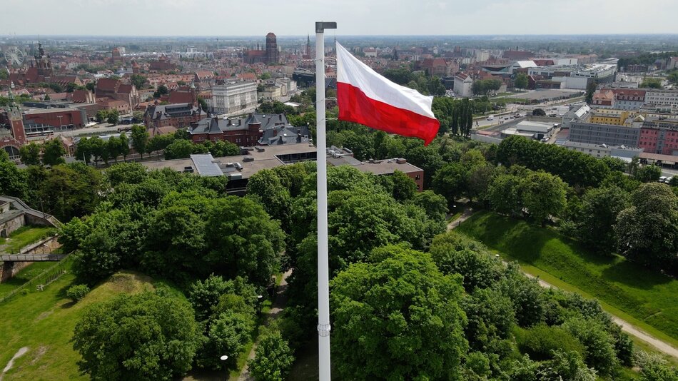 Obchody 4 czerwca w Gdańsku. Biało-czerwona flaga na Górze Gradowej