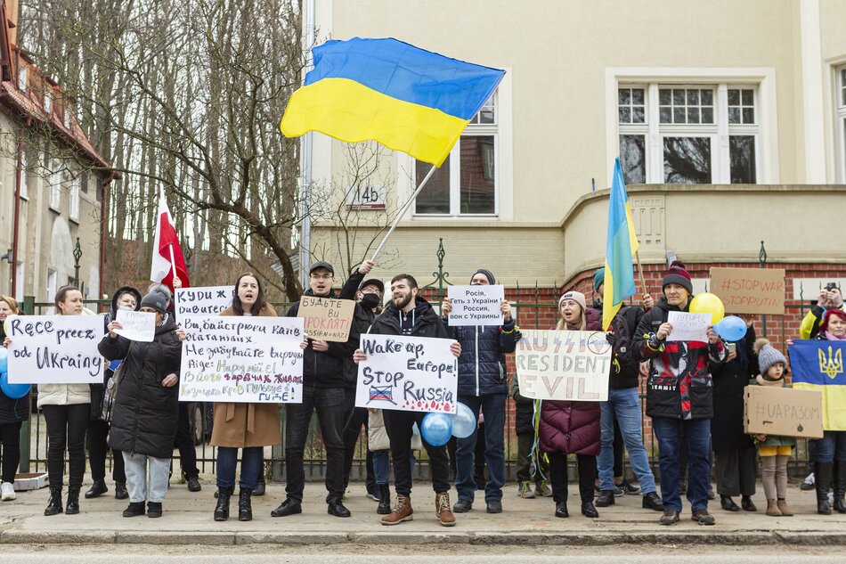 Protest pod rosyjskim konsulatem w Gdańsku przeciwko agresji Rosji na Ukrainę