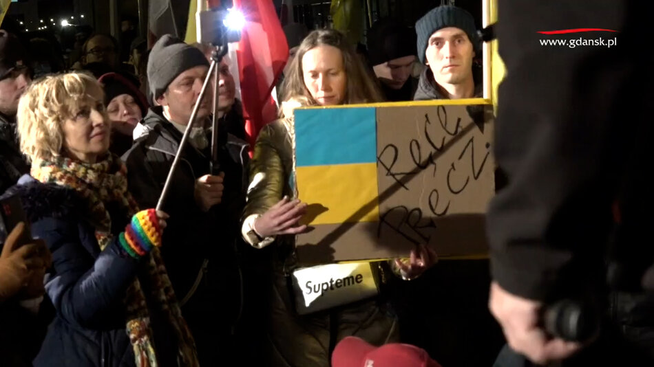 Gdańsk solidarny wobec Ukrainy wiec na Placu Solidarności, niebiesko-żółte barwy w wielu punktach miasta