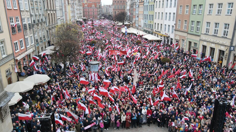 Dzień Niepodległości w Gdańsku. Parada pod morzem biało - czerwonych flag