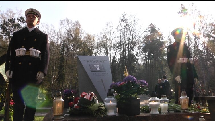 7. rocznica katastrofy smoleńskiej. Kwiaty na grobach ofiar