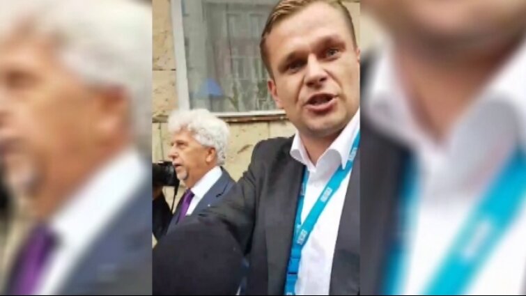 Sitek pokrzykując szedł za prezydentem Adamowiczem od budynku Sejmu przez całą ul. Wiejską i zadawał pytania z tezą.